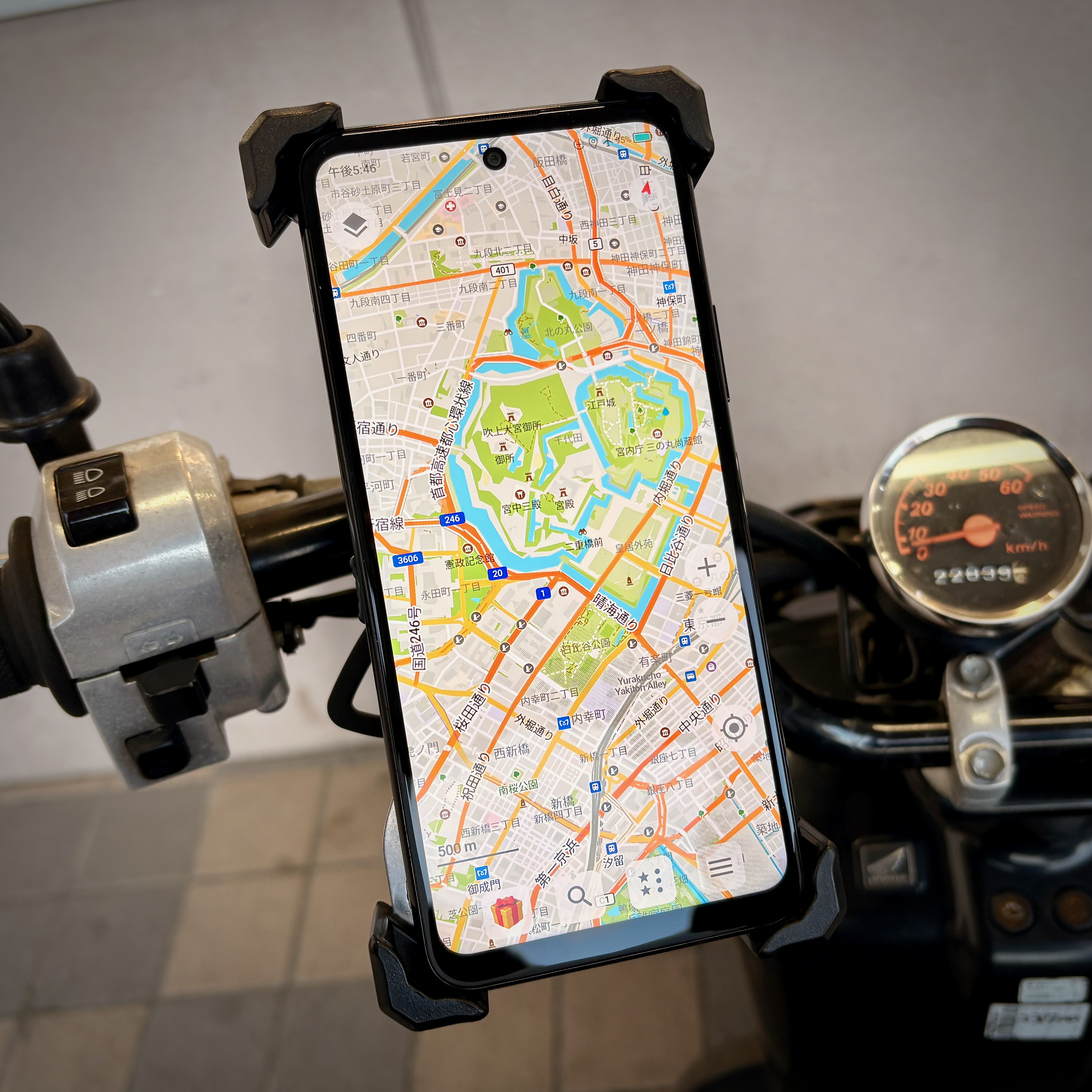 ズーマーに取り付けたスマホナビの写真
